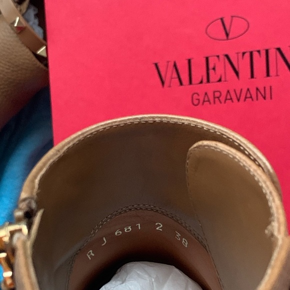 🌈ROCKSTUD Ankle Boot
VALENTINO GARAVANI SIZE8US🌈 - Picture 16 of 16
